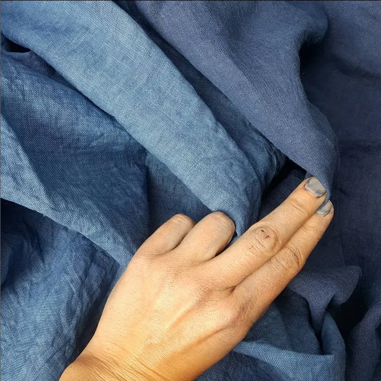 tissu teint à l'indigo et main
